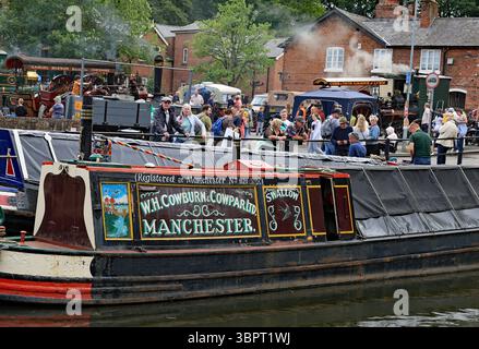 Ancien bateau étroit en activité, « Swallow » est amarré sur le canal de Bridgewater, devant les moteurs de traction le jour de transport de Lymm le dimanche 22.6,25. Banque D'Images