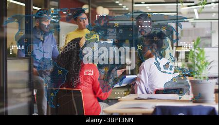 Collaboration de cinq professionnels discutant du plan de données dans un bureau moderne avec ordinateur portable et superposition de carte Banque D'Images