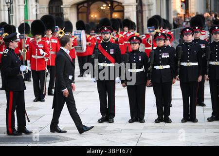 Londres, Royaume-Uni. 09 juillet 2025. Le président français Emmanuel Macron arrive à un banquet à Guildhall, donné par le Lord Mayor et City of London Corporation London, Royaume-Uni, le 9 juillet 2025, avant une visite d'État de trois jours du président français et de son épouse. Photo par Eliot Blondet/ABACAPRESS.COM crédit : Abaca Press/Alamy Live News Banque D'Images