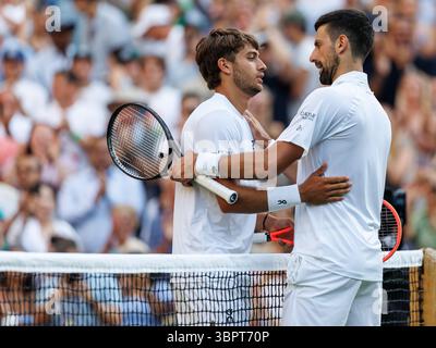 Wimbledon, Royaume-Uni. 09 juillet 2025. Novak Djokovic (SRB) bat Flavio Cobolli (ITA) à Wimbledon 2025. Crédit : Corleve/Alamy Live News Banque D'Images