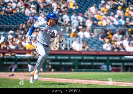 PITTSBURGH, Pennsylvanie - JUIN 29 : Tyrone Taylor, outfielder des mets de New York sur les pistes de base dans un match contre les Pirates de Pittsburgh (photo de Dan Squicciarini) Banque D'Images