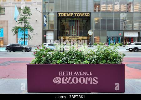 Trump Tower sur la Cinquième Avenue, New York, avec planteur pour célébrer le 200e anniversaire de la Cinquième Avenue Banque D'Images