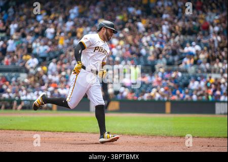 PITTSBURGH, Pennsylvanie - JUIN 29 : Tommy Pham, outfield des Pirates de Pittsburgh, célèbre après avoir frappé un home run (photo de Dan Squicciarini) Banque D'Images