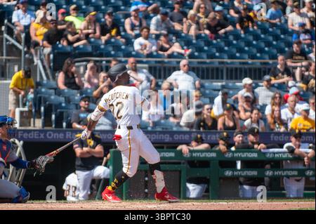 PITTSBURGH, PA - JUIN 29 : Andrew McCutchen, outfield des Pirates de Pittsburgh, entre en contact avec un pitch (photo de Dan Squicciarini) Banque D'Images