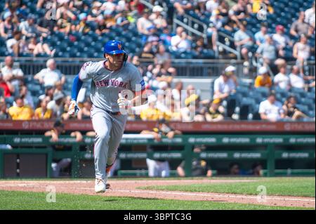 PITTSBURGH, Pennsylvanie - JUIN 29 : Tyrone Taylor, outfielder des mets de New York, sur les pistes de base pendant un match au PNC Park (photo de Dan Squicciarini) Banque D'Images