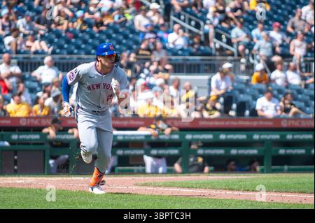 PITTSBURGH, Pennsylvanie - JUIN 29 : Tyrone Taylor, outfielder des mets de New York, sur les pistes de base pendant un match au PNC Park (photo de Dan Squicciarini) Banque D'Images
