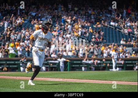 PITTSBURGH, Pennsylvanie - JUIN 29 : Oneil Cruz, outfield des Pirates de Pittsburgh, sur les pistes de base dans un match contre les (photo de Dan Squicciarini) Banque D'Images