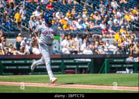 PITTSBURGH, PA - JUIN 29 : Ronny Mauricio, infidieur des mets de New York, sur les pistes de base (photo de Dan Squicciarini) Banque D'Images