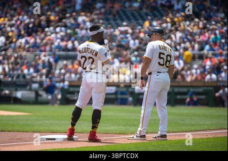 PITTSBURGH, PA - JUIN 29 : Andrew McCutchen, outfield des Pirates de Pittsburgh, s'entretient avec l'entraîneur de la base Mike Rabelo (photo de Dan Squicciarini) Banque D'Images