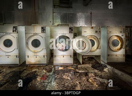 Machines à laver abandonnées avec des vêtements dans une buanderie commerciale, Indiana USA Banque D'Images