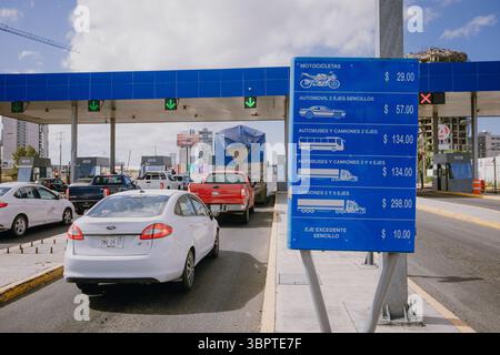 Les voitures s'alignent au péage de Atlixcáyotl à Puebla, au Mexique, montrant la signalisation routière et routière un jour régulier Banque D'Images