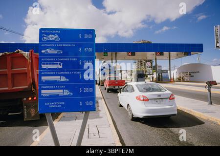 Les voitures s'alignent au péage de Atlixcáyotl à Puebla, au Mexique, montrant la signalisation routière et routière un jour régulier Banque D'Images