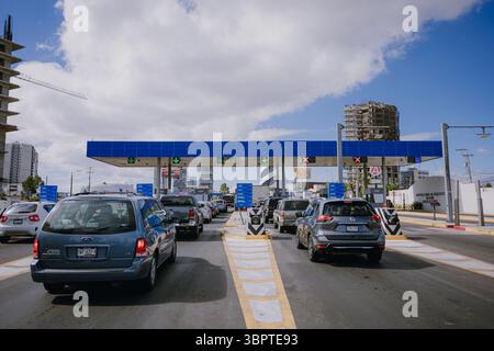 Les voitures s'alignent au péage de Atlixcáyotl à Puebla, au Mexique, montrant la signalisation routière et routière un jour régulier Banque D'Images
