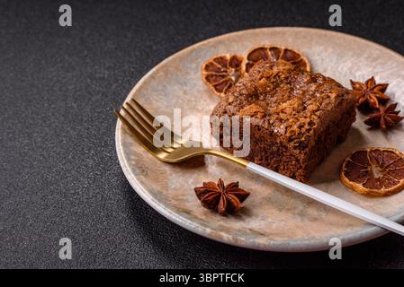 Gâteau au brownie au chocolat, nourriture, dessert sucré avec des noix de forme rectangulaire. Une tranche de brownie au chocolat sucré pour la table du dîner Banque D'Images