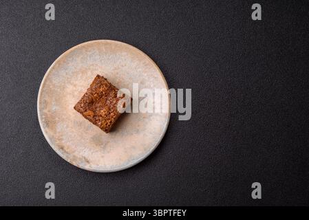 Gâteau au brownie au chocolat, nourriture, dessert sucré avec des noix de forme rectangulaire. Une tranche de brownie au chocolat sucré pour la table du dîner Banque D'Images