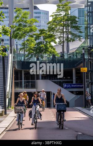 Entrée et sortie du parking pour vélos central à Stationsplein, le plus grand parking pour vélos au monde avec plus de 13 000 places de parking Banque D'Images