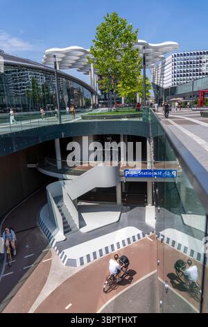 Entrée et sortie du parking pour vélos central à Stationsplein, le plus grand parking pour vélos au monde avec plus de 13 000 places de parking Banque D'Images