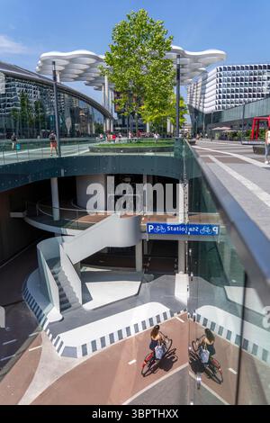Entrée et sortie du parking pour vélos central à Stationsplein, le plus grand parking pour vélos au monde avec plus de 13 000 places de parking Banque D'Images