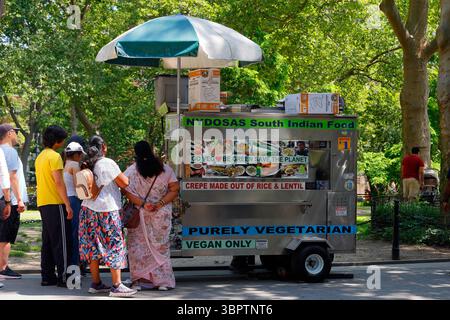 NY Dosas chariot de nourriture indienne dans Washington Square Park à Manhattan, New York. Banque D'Images