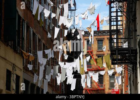 Les sous-vêtements sont suspendus à l'extérieur d'un ancien atelier de sweatshop, ou usine de vêtements, sur Walker St et Cortlandt Alley, New York, le 29 juin 2025. Banque D'Images