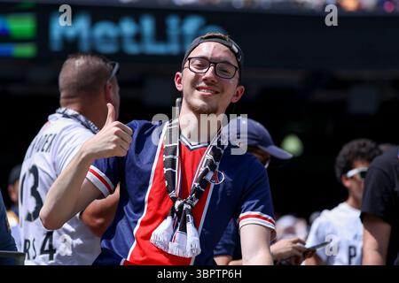 East Rutherford, États-Unis. 09 juillet 2025. East Rutherford, New Jersey, 9 juillet 2025 : supporter du Paris Saint Germain lors de la demi-finale de la Coupe du monde des clubs de la FIFA entre le Paris Saint Germain et le Real Madrid CF au MetLife Stadium le 9 juillet 2025 (João Bravo /SPP) crédit : SPP Sport Press photo. /Alamy Live News Banque D'Images