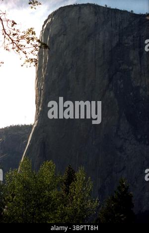 Vue de l'El Capitan dans le parc national de Yosemite, CA, USA, cca. 1992 Banque D'Images