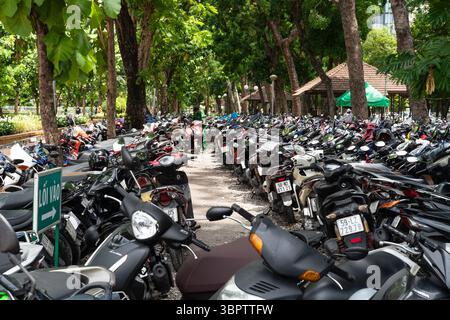 Parking en plein air pour scooters dans le centre-ville de Ho Chi Minh, Vietnam Banque D'Images