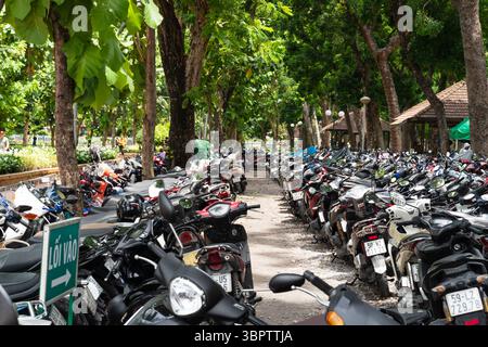 Parking en plein air pour scooters dans le centre-ville de Ho Chi Minh, Vietnam Banque D'Images