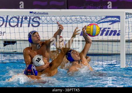 ISTANBUL, TURQUIE - 9 JUILLET 2025 : match du Championnat d'Europe de water-polo masculin U16 entre Turkiye et la Hongrie au complexe sportif Beylikdüzü, Istanbul. Crédits : ahmetozkanPhotography Banque D'Images
