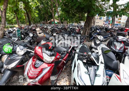 Parking en plein air pour scooters dans le centre-ville de Ho Chi Minh, Vietnam Banque D'Images