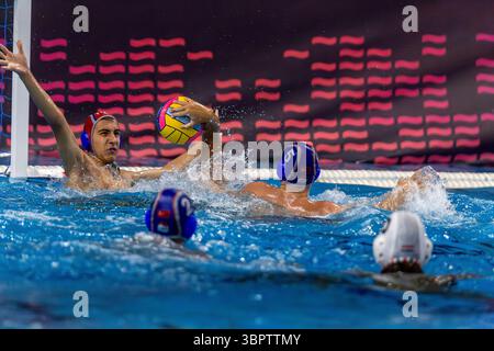 ISTANBUL, TURQUIE - 9 JUILLET 2025 : match du Championnat d'Europe de water-polo masculin U16 entre Turkiye et la Hongrie au complexe sportif Beylikdüzü, Istanbul. Crédits : ahmetozkanPhotography Banque D'Images