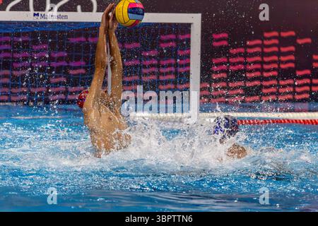 ISTANBUL, TURQUIE - 9 JUILLET 2025 : match du Championnat d'Europe de water-polo masculin U16 entre Turkiye et la Hongrie au complexe sportif Beylikdüzü, Istanbul. Crédits : ahmetozkanPhotography Banque D'Images