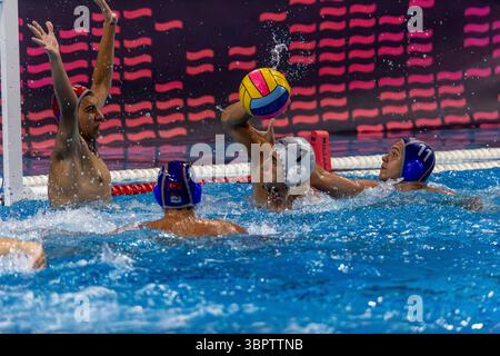 ISTANBUL, TURQUIE - 9 JUILLET 2025 : match du Championnat d'Europe de water-polo masculin U16 entre Turkiye et la Hongrie au complexe sportif Beylikdüzü, Istanbul. Crédits : ahmetozkanPhotography Banque D'Images