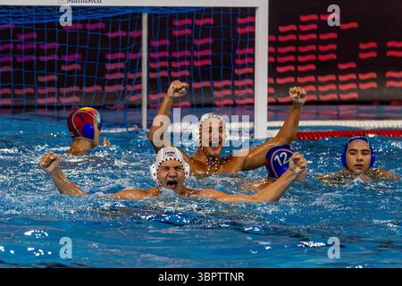 ISTANBUL, TURQUIE - 9 JUILLET 2025 : match du Championnat d'Europe de water-polo masculin U16 entre Turkiye et la Hongrie au complexe sportif Beylikdüzü, Istanbul. Crédits : ahmetozkanPhotography Banque D'Images
