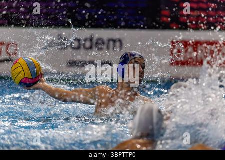 ISTANBUL, TURQUIE - 9 JUILLET 2025 : match du Championnat d'Europe de water-polo masculin U16 entre Turkiye et la Hongrie au complexe sportif Beylikdüzü, Istanbul. Crédits : ahmetozkanPhotography Banque D'Images