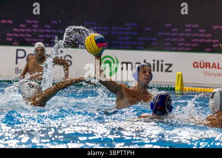 ISTANBUL, TURQUIE - 9 JUILLET 2025 : match du Championnat d'Europe de water-polo masculin U16 entre Turkiye et la Hongrie au complexe sportif Beylikdüzü, Istanbul. Crédits : ahmetozkanPhotography Banque D'Images
