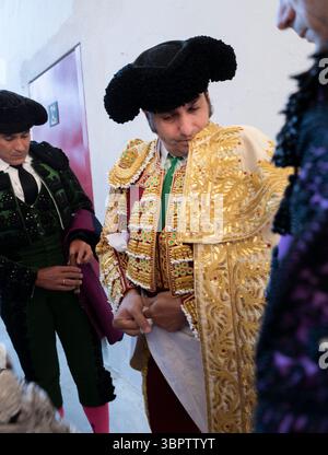 Pampelune, Espagne. 09 juillet 2025. Morannte de la Puebla, l'un des principaux matadors ou toreros de travans, prépare sa cape habillée avant le processus ouvert pour commencer la corrida dans la célèbre Fiesta de San Fermín le 9 juillet 2025 matin à Pampelune, dans le nord de l'Espagne. Le festival de 8 jours rendu célèbre par le romancier américain Ernest Hemingway et est aussi la singulière Feria del Toro (Festival du taureau). Photo de Jim Hollander/UPI crédit : UPI/Alamy Live News Banque D'Images