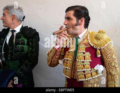 Pampelune, Espagne. 09 juillet 2025. Morannte de la Puebla, l'un des plus grands matadors ou toreros, fume un cigare cubain dans sa 'combinaison de lumières' avant le début de la corrida dans la célèbre Fiesta de San Fermín le 9 juillet 2025 matin à Pampelune, dans le nord de l'Espagne. Le festival de 8 jours rendu célèbre par le romancier américain Ernest Hemingway et est aussi la singulière Feria del Toro (Festival du taureau). Photo de Jim Hollander/UPI crédit : UPI/Alamy Live News Banque D'Images