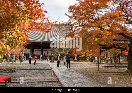 Kyoto, Japon. Temple Shinnyo-do (Shinshogokuraku-ji) entouré de feuilles d'automne rouge et orange vives. Banque D'Images