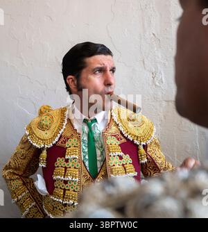 Pampelune, Espagne. 09 juillet 2025. Morannte de la Puebla, l'un des plus grands matadors ou toreros, fume un cigare cubain dans sa 'combinaison de lumières' avant le début de la corrida dans la célèbre Fiesta de San Fermín le 9 juillet 2025 matin à Pampelune, dans le nord de l'Espagne. Le festival de 8 jours rendu célèbre par le romancier américain Ernest Hemingway et est aussi la singulière Feria del Toro (Festival du taureau). Photo de Jim Hollander/UPI crédit : UPI/Alamy Live News Banque D'Images