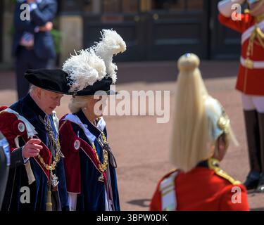 16 juin 2025 Château de Windsor, Royaume-Uni. Les chevaliers et les dames de l'ordre de la Jarretière traversent la Lower Ward du château jusqu'à la chapelle St George. Banque D'Images
