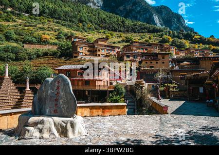 Une vue pittoresque sur l'ancien village en terrasses de Bala niché dans les montagnes de Shangri-La. Banque D'Images