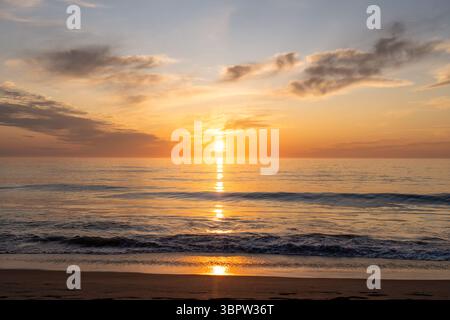 Lever de soleil sur l'océan dans les Outer Banks à Kill Devil Hills avec Orange et jaune lueur Banque D'Images