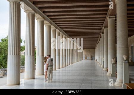 Athènes Grèce - 24 mai 2025 : un couple s'embrasse dans le Stoa romain de l'ancienne Agora Athènes Grèce Banque D'Images