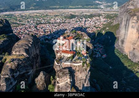 Vue aérienne du monastère de la Sainte Trinité dans Météores Grèce Banque D'Images
