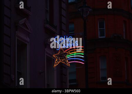 Enseigne de Noël au néon multicolore à Soho, Londres, Angleterre, Royaume-Uni. Décorations de Noël. Enseignes de rue de Noël. Banque D'Images
