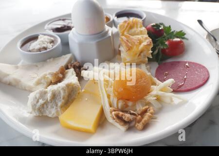 Un plateau de petit-déjeuner turc composé de fromage, d'œufs, de fruits et de pâtes à tartiner. Banque D'Images