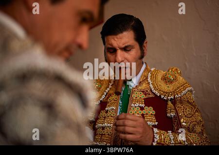 Pampelune, Espagne. 09 juillet 2025. Le torerolier Morante de la Puebla allume un cigare avant la corrida aux arènes monumentales de Pamplona pendant le Festival de San FermÌn 2025. Crédit : SOPA images Limited/Alamy Live News Banque D'Images