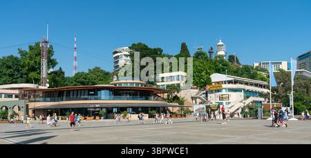 Sotchi, Russie - 05 juillet 2022 : les touristes marchent le long de la place de la station balnéaire. Banque D'Images