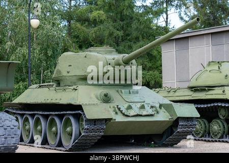 Grand char vert à la base militaire dans la ville. Banque D'Images